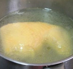 口水鸡,用筷子撮一下鸡腿最厚的部位，能流出清澈汁水的表示鸡熟透，捞出放入冰水中泡冷