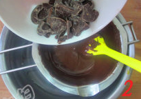 覆盆子甘纳许马卡龙,将余下的1/4巧克力倒入，并用刮刀不停的搅拌，使其融化。