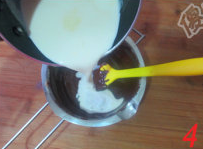 覆盆子甘纳许马卡龙,将40度左右温热的淡奶油倒入已经融化的巧克力溶液里，用刮刀不停的搅拌至混合均匀。