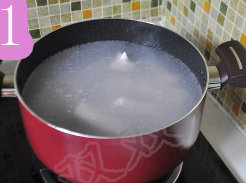 鲜花椒炖排骨,锅子放水，将排骨放入，煮5分钟，撇去浮沫，捞出控干水份