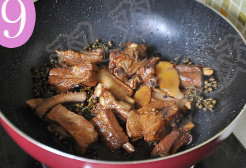 鲜花椒炖排骨,汤汁收浓，搅拌均匀，出锅即可