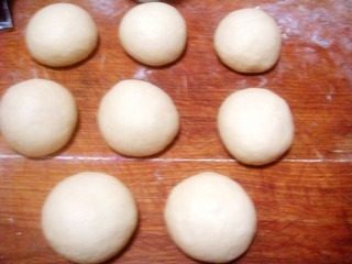 佛手豆沙面包,分割成均匀的八个剂子