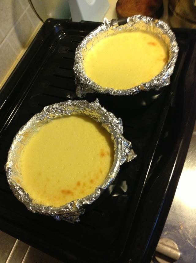 柠檬芝士蛋糕,装好了放入烤箱中下层，40分钟，烤盘内放水；