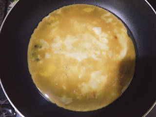 秋葵鸡蛋卷,起油锅，倒入鸡蛋液