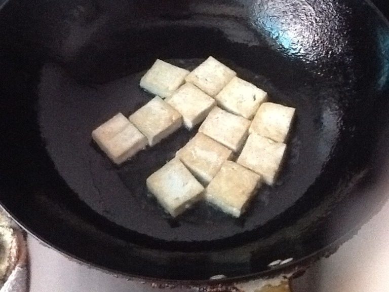 黄豆芽烧豆腐,豆腐切小方块，用油煎成两面黄