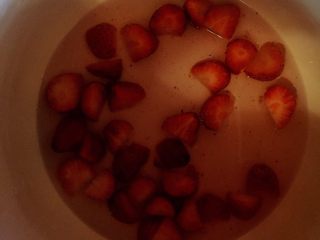 意式甜品－Panna cotta 鲜果奶冻,先做草莓酱，将草莓切成小块。