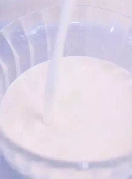意式甜品－Panna cotta 鲜果奶冻,将奶油倒入合适容器，放入冰箱冷藏一两个小时
