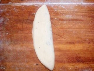 香甜核桃豆沙卷,横向折叠