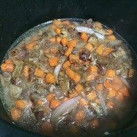 腊肠牛肝菌炊饭,将炒好的菜倒入米饭上面，多余的油不要