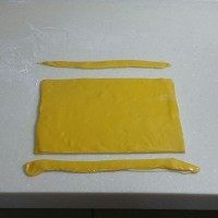 南瓜双色花卷,将黄色面片盖在白色面片上，也刷上
油，上下修齐，（修齐后上下宽度
18厘米左右）