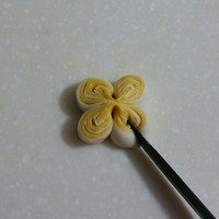 南瓜双色花卷,用刀切出4个花瓣