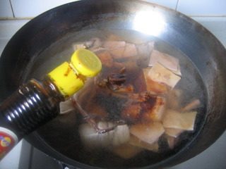 鱿鱼烧肉,水开加入老抽、生抽和海鲜酱