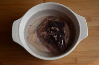 墨鱼排骨汤,墨鱼干用温水浸泡1小时