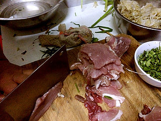 老东北锅包肉,将猪肉切成薄薄的肉片