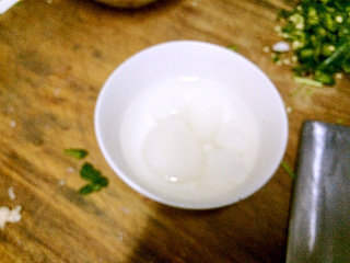 老东北锅包肉,将白砂糖放入到少量的水中