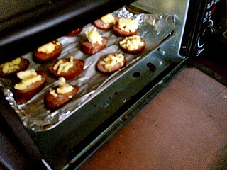 奶酪果酱烤红肠,放到烤箱中考大概10分钟，不同烤箱的温度不同，要根据自己家烤箱的实际情况决定烘培时间