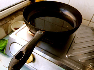 番茄香酥虾球,平底锅中加入油，进行预热！大概锅的1/3容积