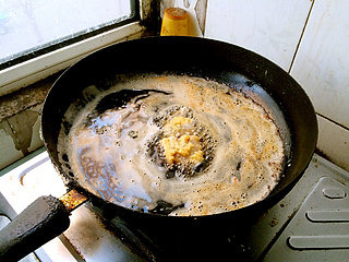 番茄香酥虾球,放入到预热好的油锅中！将其炸到金黄即可，虾还是很容易熟的，不建议时间太长