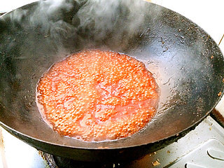 番茄香酥虾球,将番茄汁倒入到炒锅中，然后加热