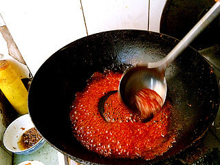 番茄香酥虾球,加热期间要用勺子不断地进行搅拌，顺时针啊！千万千万！当变得粘稠的时候（只能靠经验啦），嘻嘻，将炸好的大虾倒入到番茄汁中，这是停火进行翻炒！在香脆虾球的外表面就会挂上一层香甜的番茄糖衣