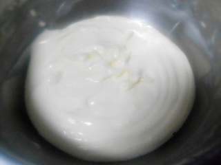 酸奶慕斯, 将幼砂糖倒入软化的奶油奶酪中，隔热水搅打至顺滑无颗粒；