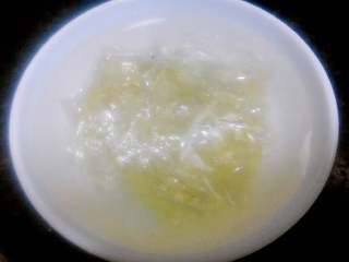 酸奶慕斯,吉利丁片放在冷水中泡软；