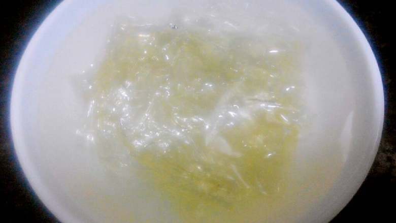 酸奶慕斯,吉利丁片放在冷水中泡软；