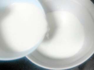 酸奶慕斯,牛奶中加入淡奶油，隔水加热至约60度；