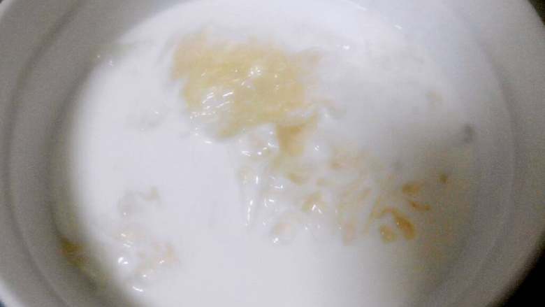 酸奶慕斯,加入吉利丁片，用刮刀搅拌至其融化；