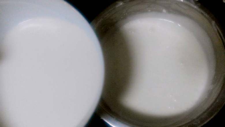 酸奶慕斯,吉利丁液分三次加入奶酪糊中；