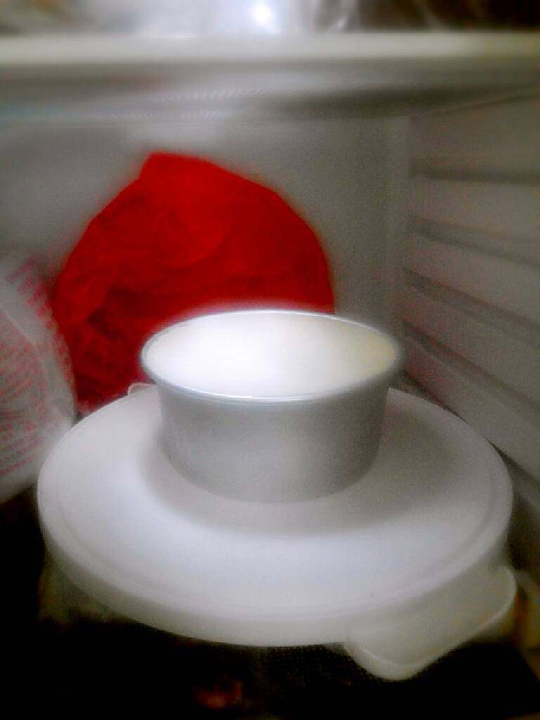 酸奶慕斯,用牙签挑破慕斯糊表面的气泡，放入冰箱冷藏过夜；