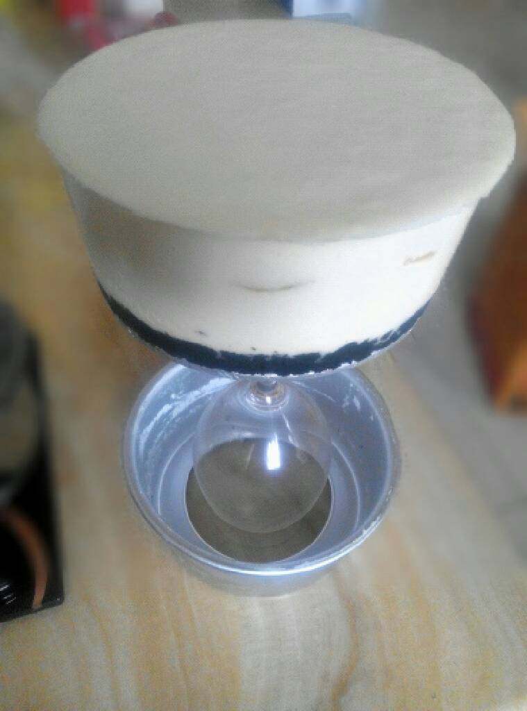 酸奶慕斯,将冷藏好的慕斯放在倒扣的红酒杯上，用吹风机热风绕模具壁周围吹，将模具轻轻往下滑脱模；