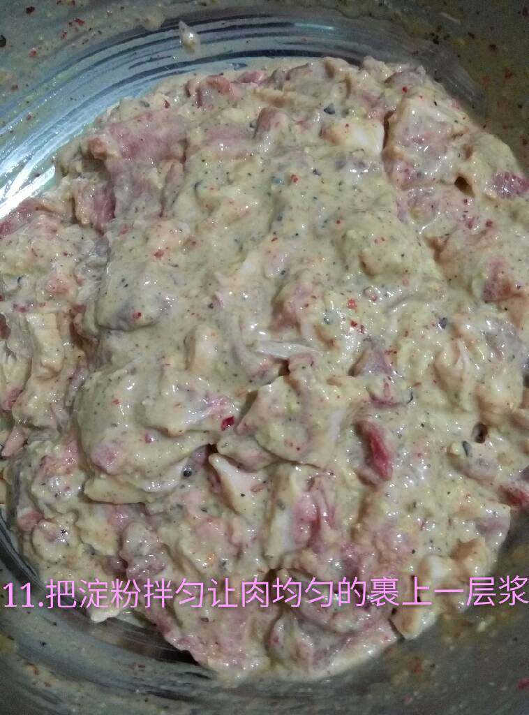 四川酥肉,把淀粉拌匀让肉表面均匀的裹上一层浆