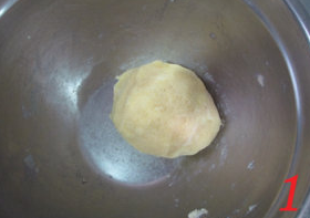 抹茶红豆酥菠萝面包,制作菠萝酥皮：把表面酥菠萝材料中的所有材料放在一起搅拌均匀，抓捏成团，冷冻1个小时。