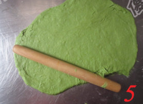 抹茶红豆酥菠萝面包,用擀面杖擀扁排气。