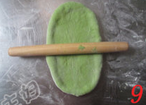 抹茶红豆酥菠萝面包,用擀面杖擀成长椭圆形状。