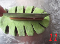 抹茶红豆酥菠萝面包,用刮板背部在中间压出凹痕。