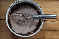 巧克力冰淇淋,将打发好的淡奶油倒入