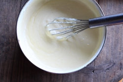榴莲奶酪慕斯,打发好的淡奶油和榴莲奶酪泥混合均匀