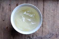 榴莲奶酪慕斯,吉利丁片用冰水泡软，沥干水分放在碗里，隔水加热融化（也可以用微波炉微波10秒左右）