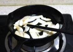 酱油炒面,锅中放少许油，煎熟杏鲍菇片，盛起来待用；