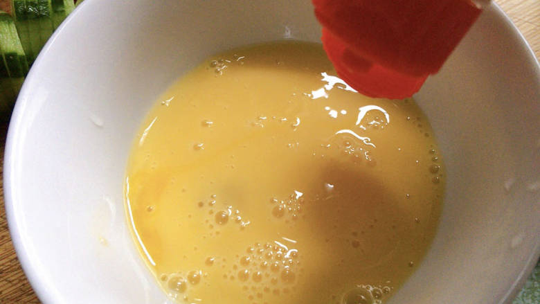 番茄黄瓜炒蛋,一颗鸡蛋，打散成鸡蛋液，加入少许沙拉酱（美乃滋）搅拌均匀