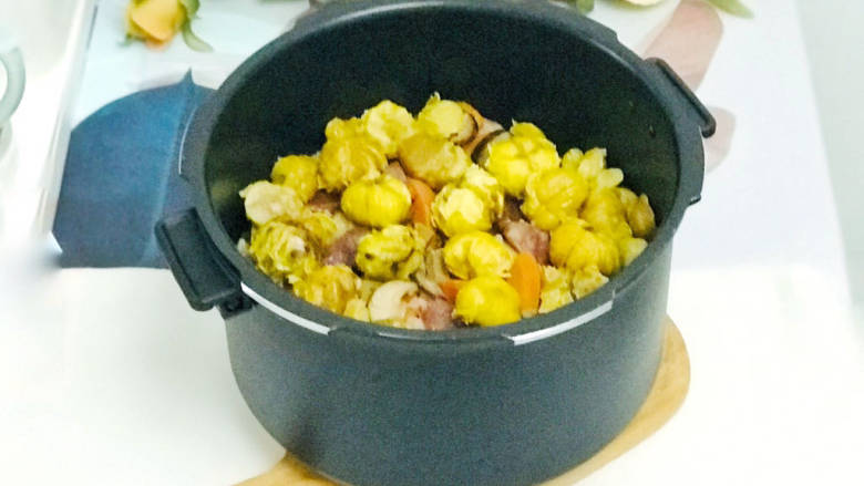 香菇板栗焖饭,启动煮饭模式，蒸熟米饭