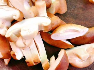 姜葱冬菇蒸滑鸡,香菇洗干净后切厚片