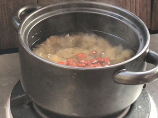 枸杞百合银耳汤,半小时后银耳煮至汤汁浓稠，加入冰糖和枸杞