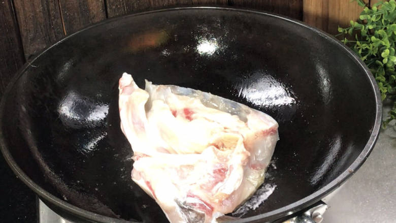 鱼头炖汤,起锅热油，放入鱼头先不要翻动，中火，煎至出香味后翻面
