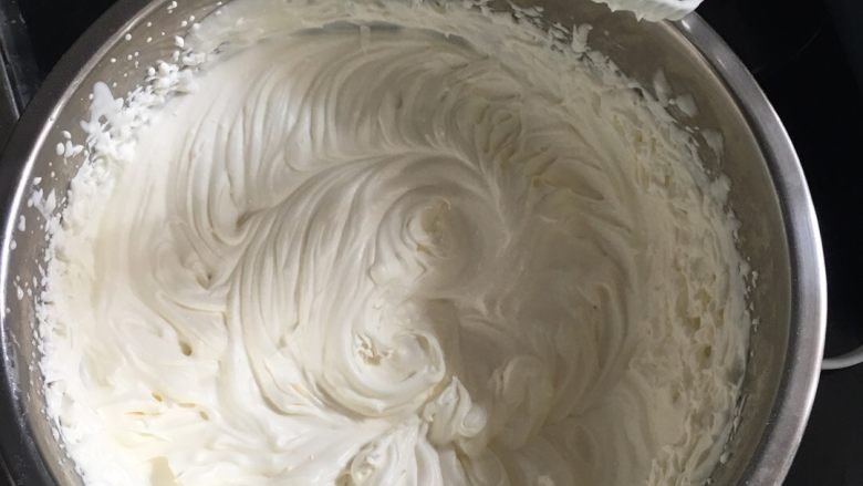 榴莲千层蛋糕,用淡奶油和糖粉加成奶油