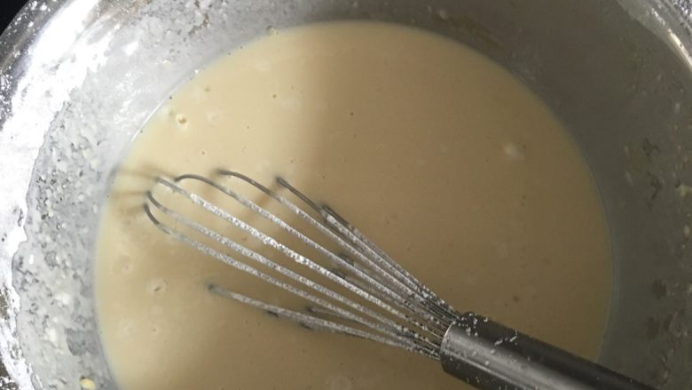 榴莲千层蛋糕,鸡蛋和筛的糖粉、低筋面粉、淀粉、牛奶、化了的黄油搅拌均匀