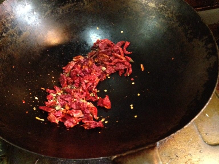 水煮肉片,辣椒剪成段加花椒下锅炒香