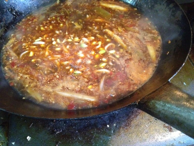 水煮肉片,温火下油放豆瓣姜葱蒜炒香，吐红油后加酱油炒，加适量水烧开